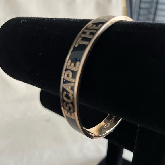 Kate Spade - Escape the Ordinary idiom bangle bracelet - Picture 5 of 8